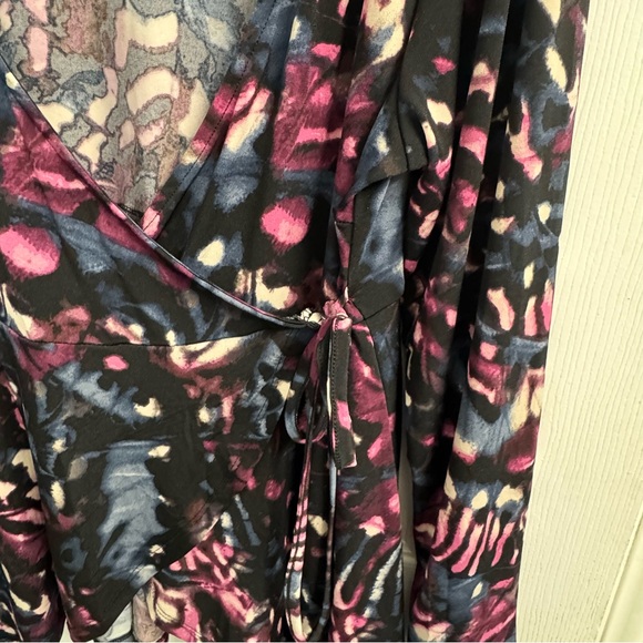 Torrid Women's Studio Knit Surplice Wrap Long Sleeve Top in Black Print - Size 2 - Picture 4 of 9